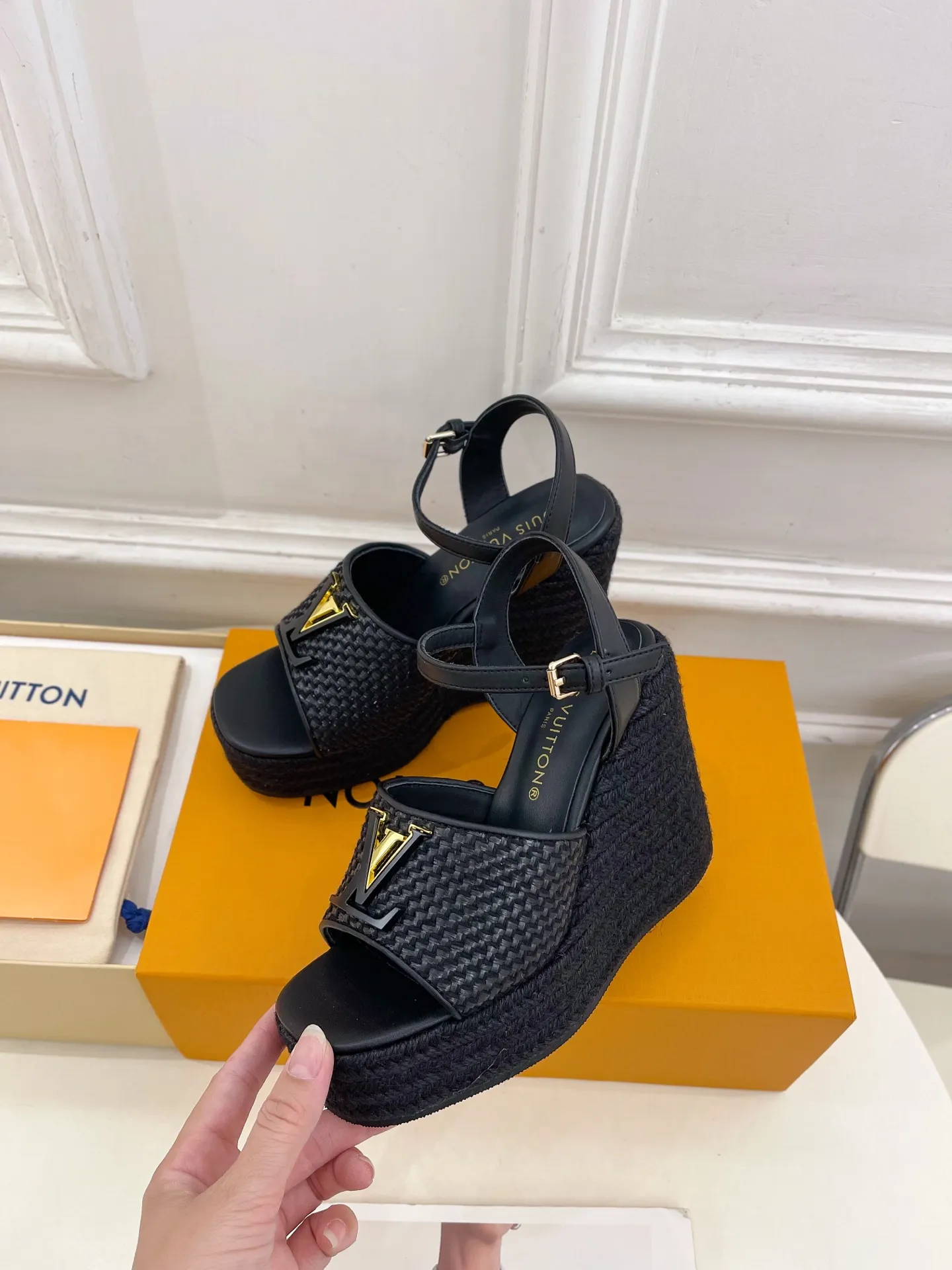👟👟Ex-factory price 640👟👟 LV | Louis Vuitton 25𝐬𝐬 🧡💚2025 spring and summer new style top version‼ ️The original version is the same. The counter focuses on the latest LV ISOLA hollow hemp rope wedge sandals. New hard goods. ❥BS purchasing level! Full of high-end feel! A popular model among bloggers at home and abroad, it’s retro and fashionable and looks amazing on your feet! Mainly recommended model on the official website★ ━━━━━ ЅᏇєєt ━━━━━ ▪️Upper: original customized calfskin ▪️Lining: imported sheepskin ▪️Outsole: original molded outsole ▪️Heel height: 12cm, water platform 3.5cm ▪️Shoe size: 35-39 (40, 41 customized)